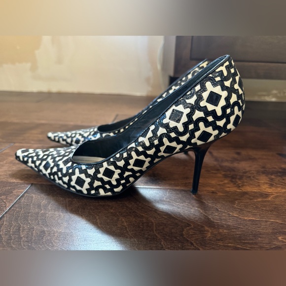 Rene Caovilla White and Black Geometric Print Pumps 40 - Picture 2 of 10